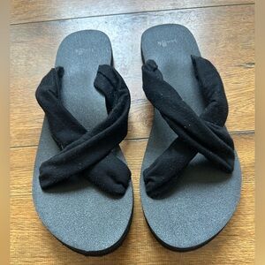 Sanuk Black Crisscross Sandals